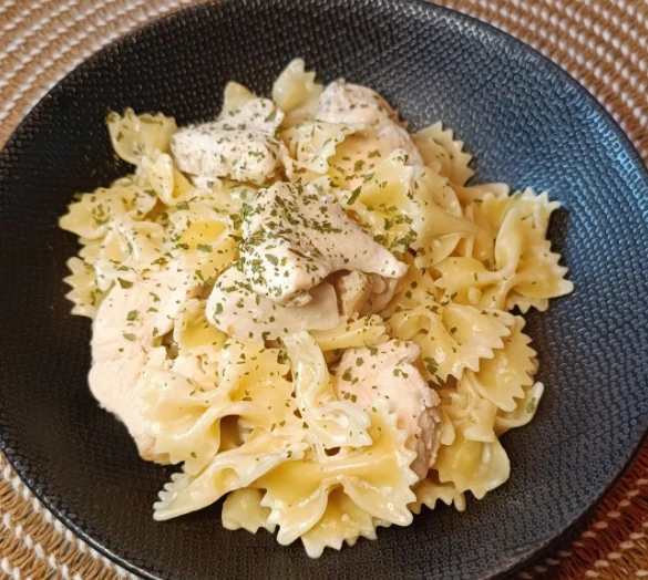 Farfalle au poulet et crème