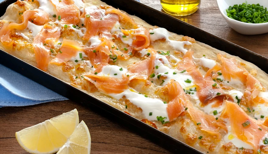 Pizza rectangulaire à la Mozzarella et au saumon
