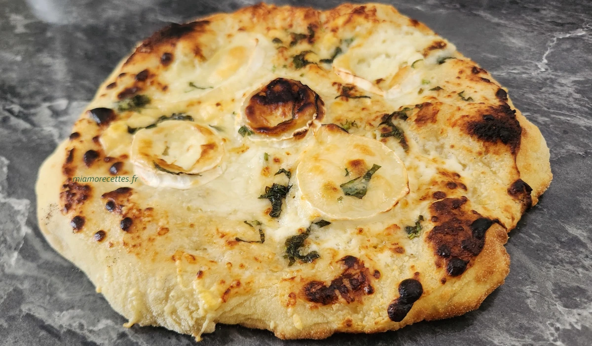 Pizza sauce blanche et fromage de chèvre