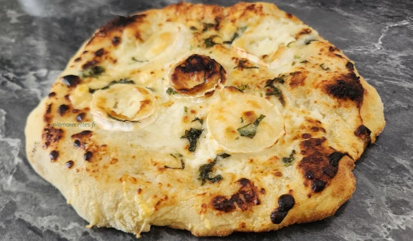 Pizza sauce blanche et fromage de chèvre